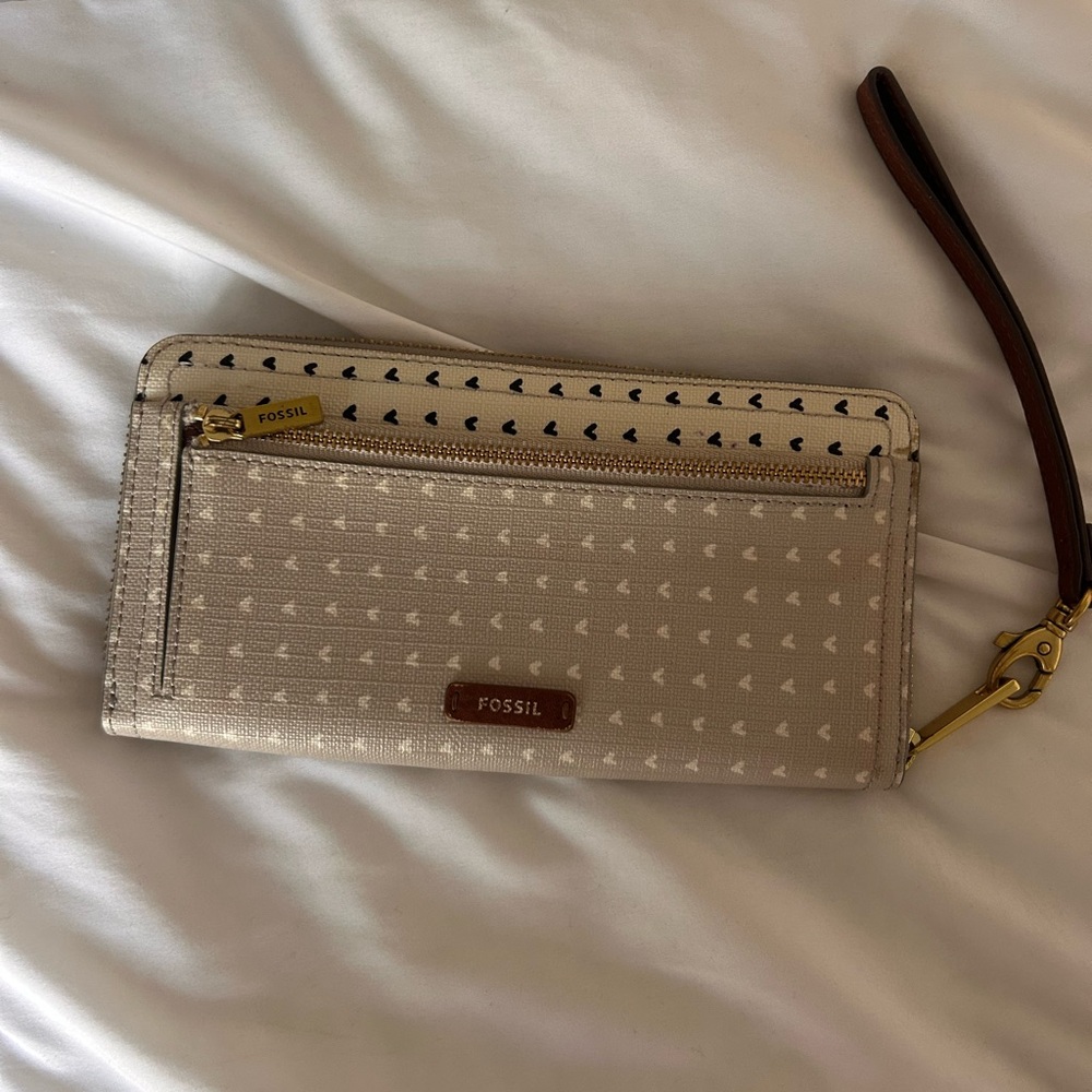 Fossil Cream heart Wristlet Wallet
